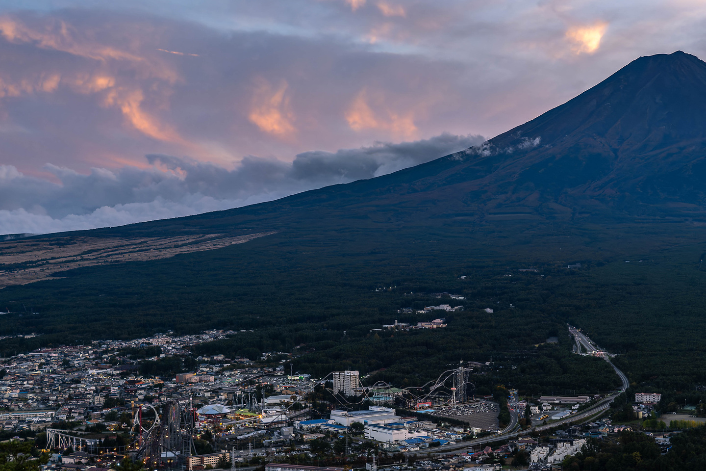 富士山麓に広がる富士急ハイランドの景色