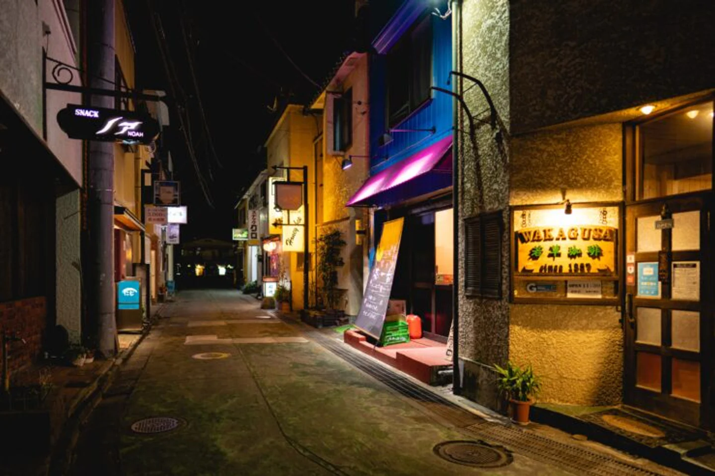 飲食店の明かりが並ぶ夜の富士吉田・西裏の路地