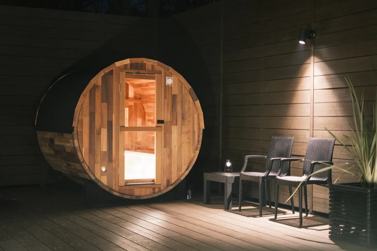 夜のバレルサウナと屋外チェア