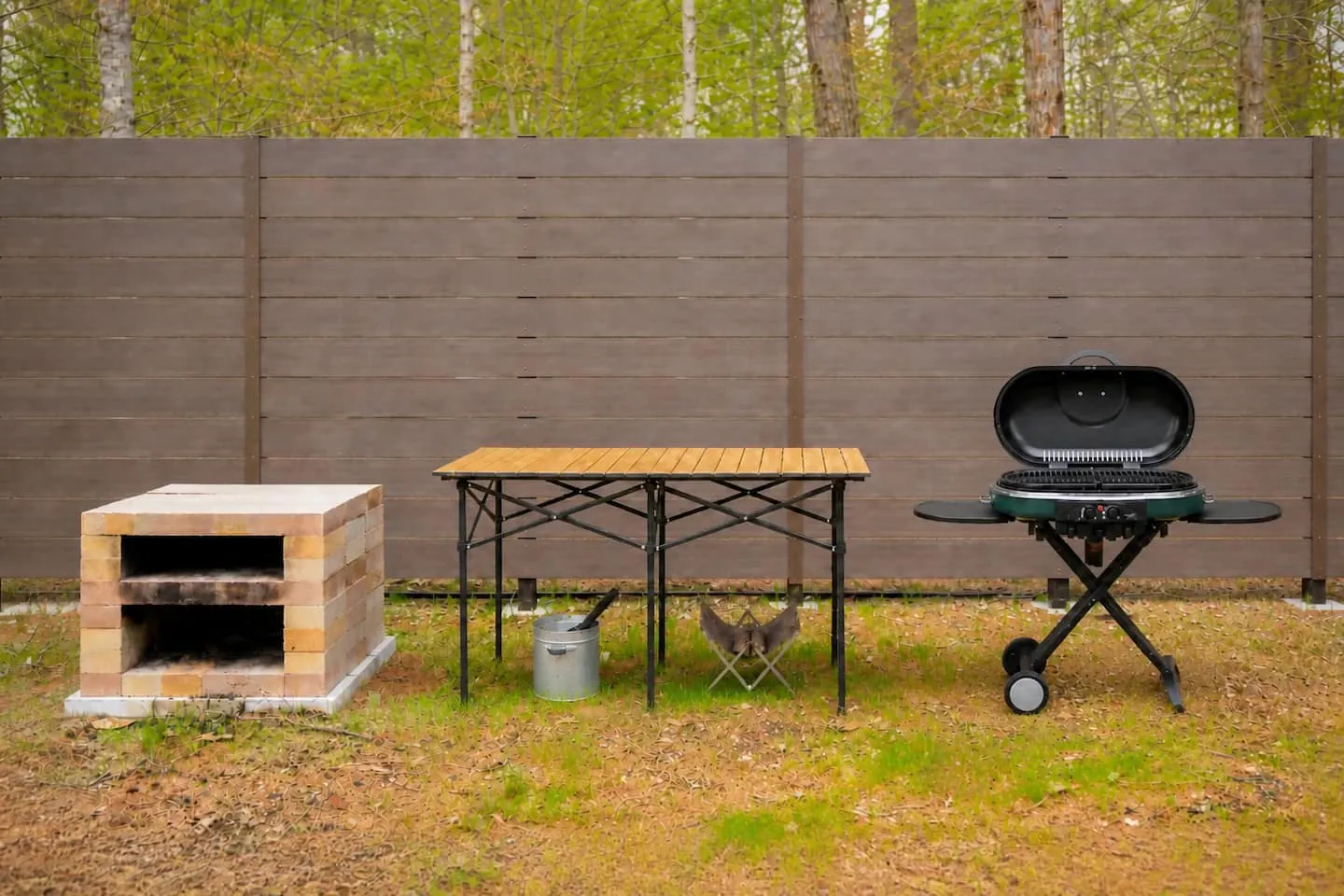 庭の薪式ピザ窯とBBQグリル