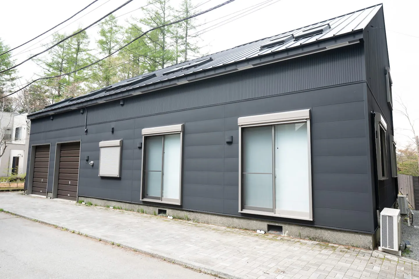 黒い外壁の建物正面