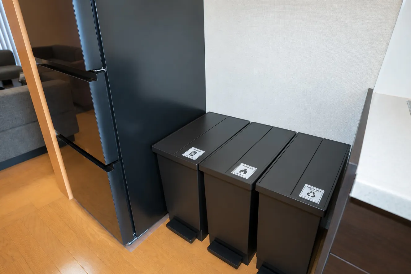 キッチン横に並ぶ分別用ゴミ箱