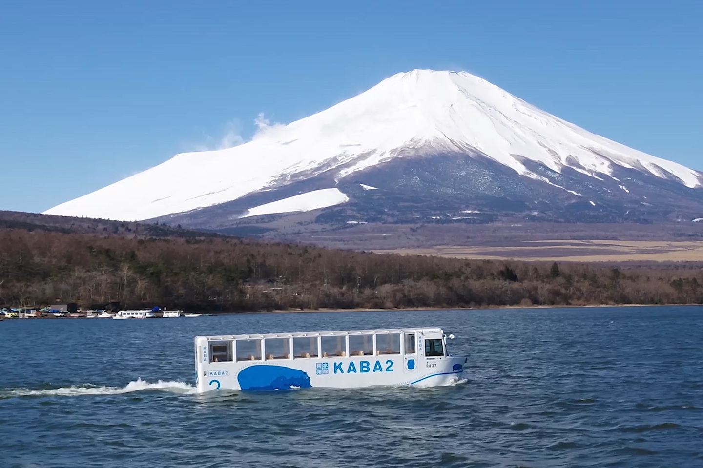 山中湖を進む水陸両用バスKABA